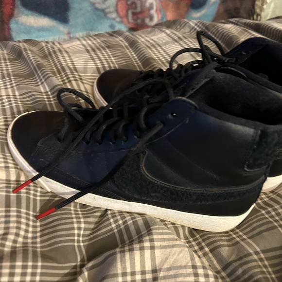 Woman’s Nike sneakers. Wore maybe three times. - Picture 4 of 5